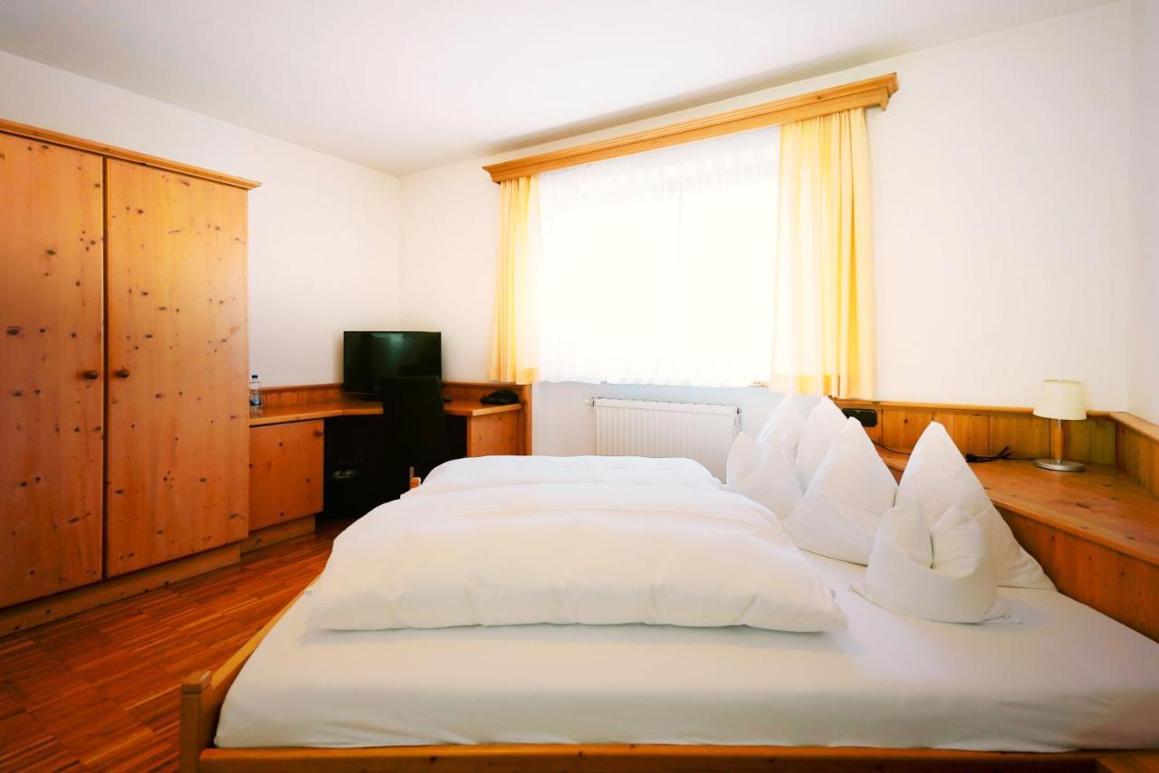 Gruener Baum Garni Hotel Krumbach Exterior foto